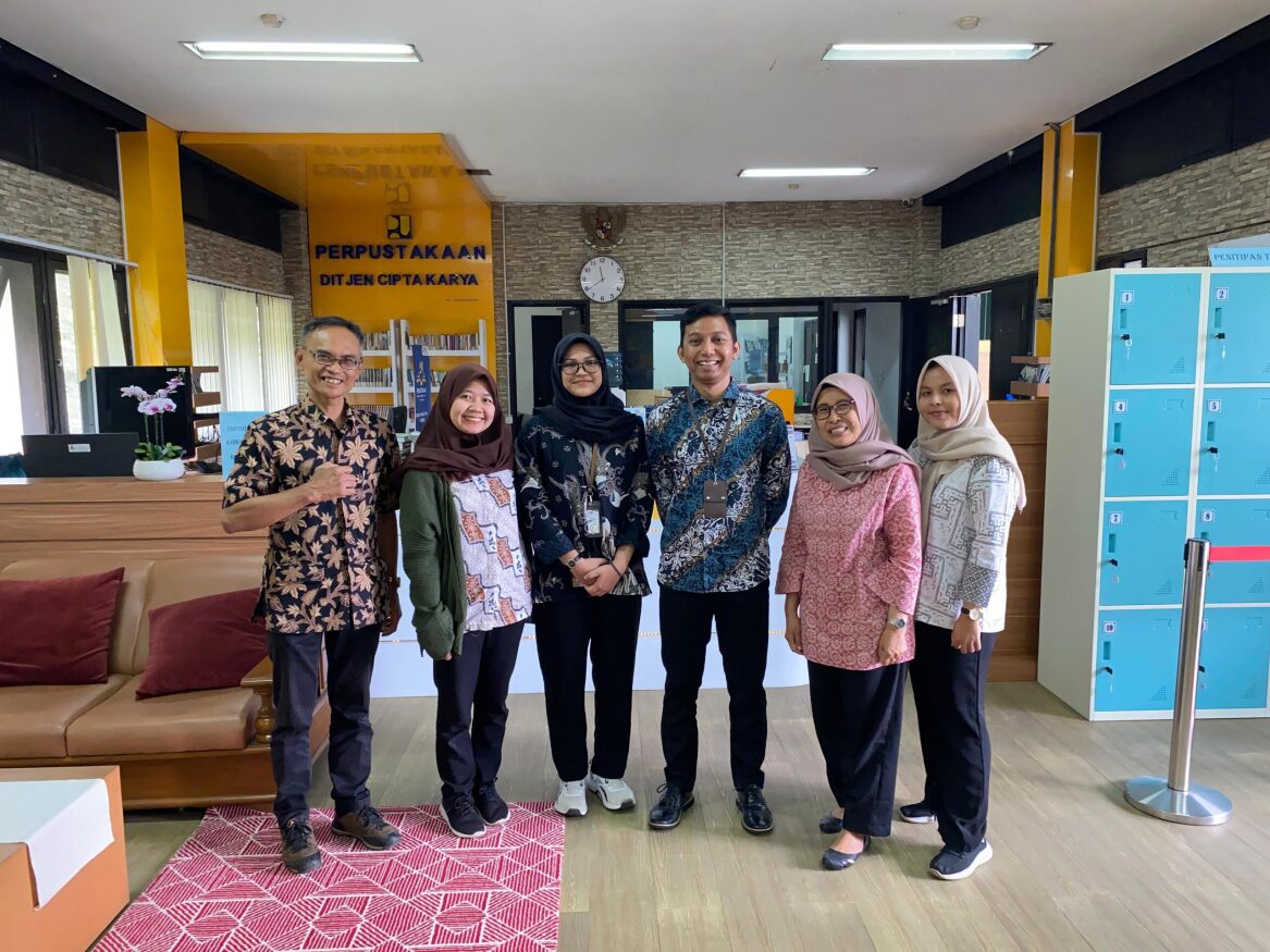 Kunjungan Pustakawan Institut Teknologi Sains Bandung